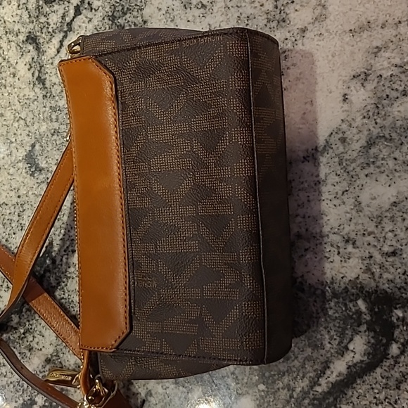 Michael Kors Authentic, Vintage 2 piece set Crossbody Bag, and wristlet. - Picture 4 of 15